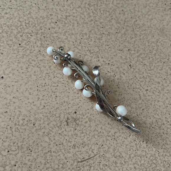 ⚪️Vintage Floral Silver and Pearl Brooch / Pin ⚪️ - Picture 2 of 3